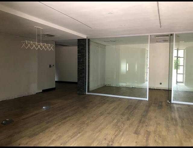 982M² OFFICE TO LET IN HYDE PARK